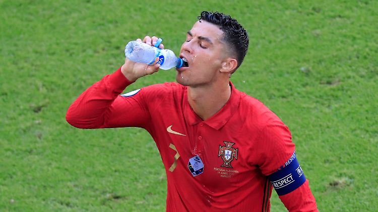 Cristiano Ronaldo bevorzugt Wasser, um seinen Durst zu löschen.