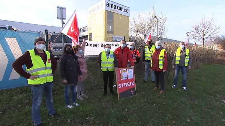 Bereits zu Ostern demonstrierte Verdi vor Amazon-Gebäuden wegen des fehlenden Tarifvertrags. 