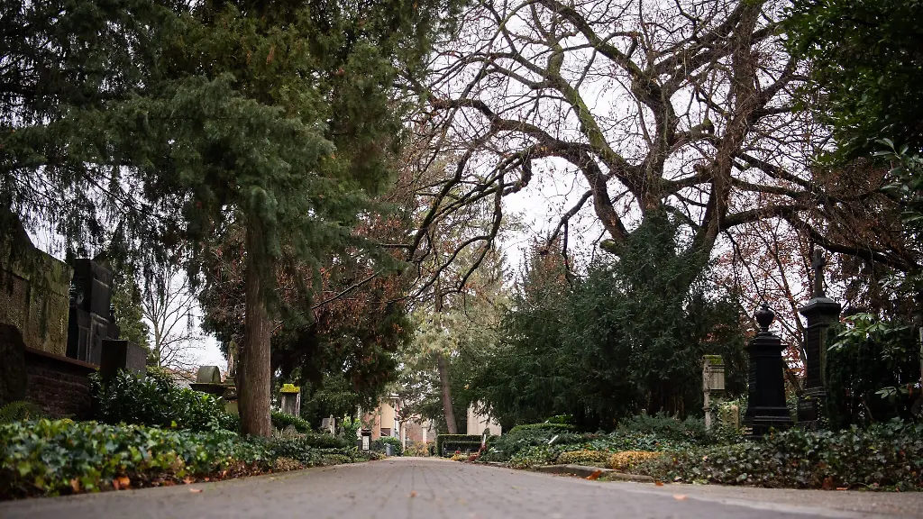 Unbekannte-haben-Grabgegenstaende-auf-dem-Mannheimer-Hauptfriedhof-mitgenommen
