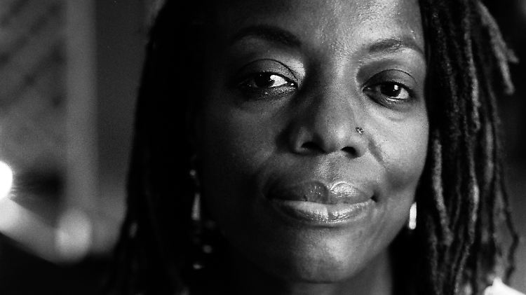 Der Friedenspreis des Deutschen Buchhandels geht in diesem Jahr an die Autorin und Filmemacherin Tsitsi Dangarembga aus Simbabwe.