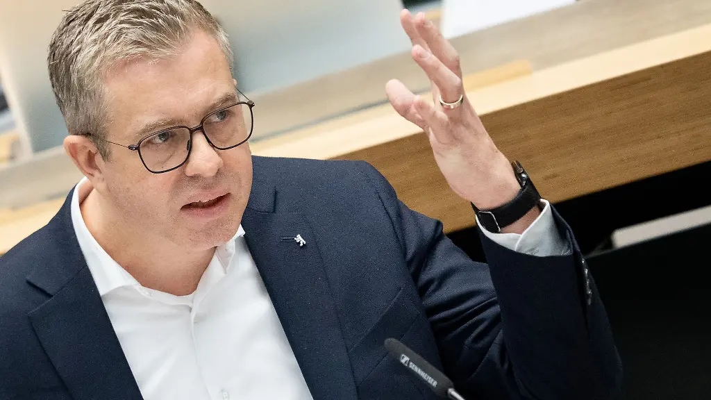 Finanzsenator-Stefan-Evers-sieht-fuer-seinen-Haushalt-2025-erhebliche-Risiken