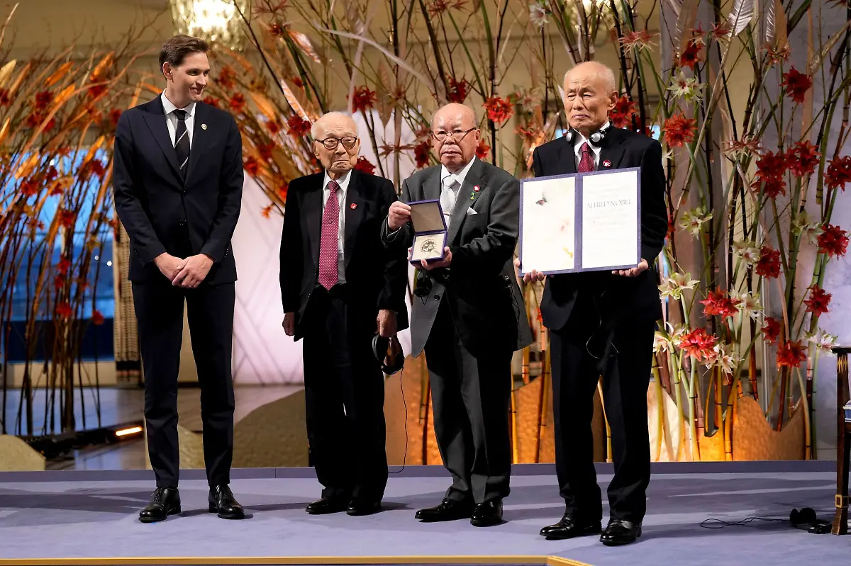 Die-drei-Co-Vorsitzenden-von-Nihon-Hidankyo-nahmen-den-Friedensnobelpreis-in-Oslo-entgegen