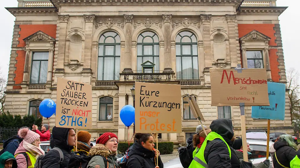 Die-Demonstranten-zogen-durch-die-Innenstadt-von-Magdeburg