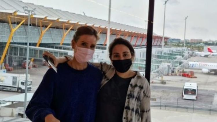 Es ist das dritte vermeintliche Foto der seit ihrem Fluchtversuch 2018 verschwundenen Latifa (rechts), das auf dem Instagram-Account aufgetaucht ist.