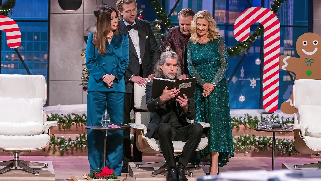 Die-Loewen-begutachten-das-an-sie-adressierte-Fotoalbum-der-memperience-Gruender-Manuel-Julian-und-Cedric-Mandel