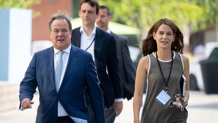 CDU-Chef Laschet am Morgen auf dem Weg zur gemeinsamen Vorstandssitzung der Unionsparteien. Rechts im Bild seine Kommunikationsberaterin Tanit Koch.