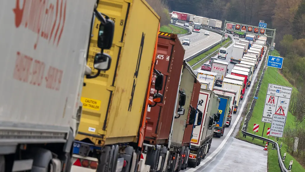Wegen-Blockabfertigung-kommt-es-immer-wieder-zu-Staus-auf-der-A93-und-der-A8