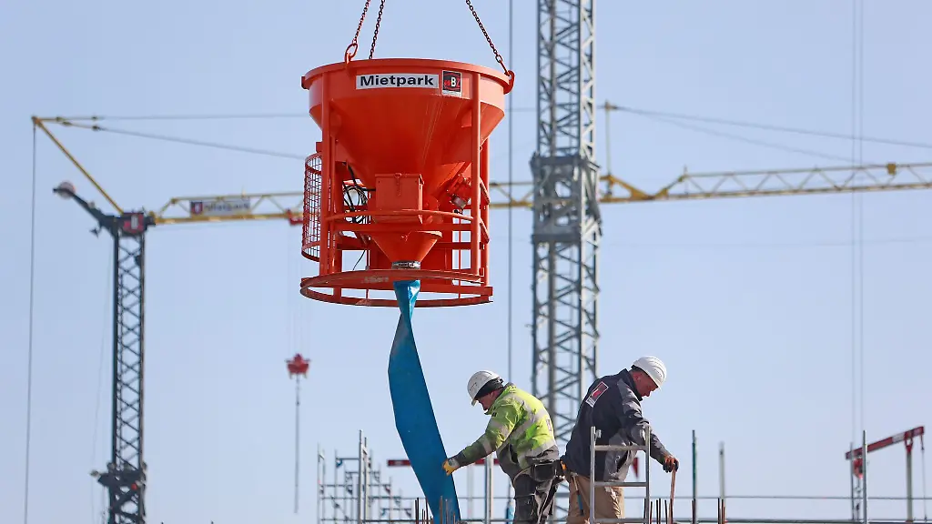 Das-Bauhauptgewerbe-ist-ein-Beispiel-fuer-eine-Handwerkssparte-in-der-Beschaeftigtenzahlen-und-Umsatz-zurueckgegangen-sind
