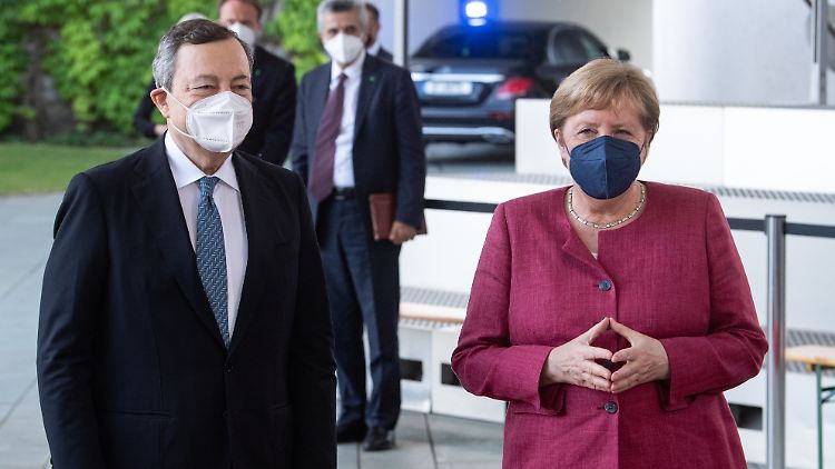 Draghi und Merkel in Berlin. Auch die Fußball-EM war Thema bei dem Treffen.