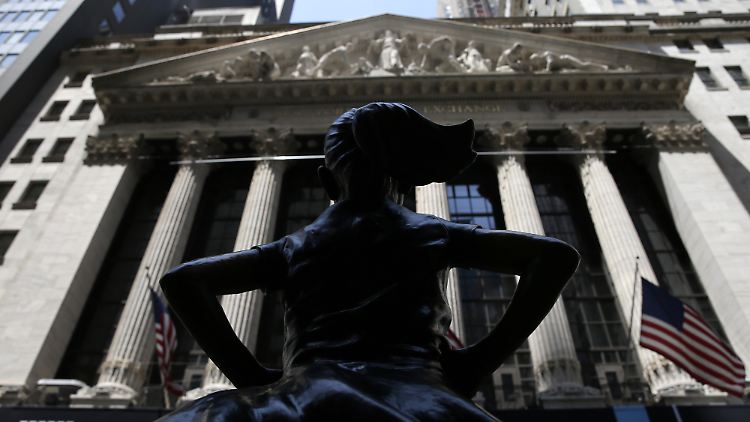 Nachdem es mit den Kursen am vergangenen Freitag steil bergab ging, erholt sich die Wall Street zum Wochenbeginn wieder.