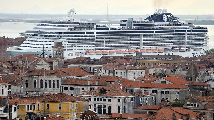 Ein Kreuzfahrtschiff schiebt sich durch den Canale della Giudecca in Venedig.
