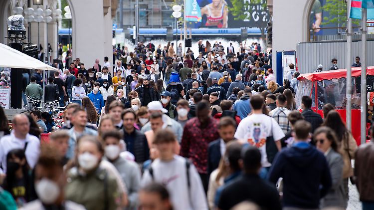 Laut RKI müssen 80 Prozent der Bevölkerung geimpft oder genesen sein, um Herdenimmunität zu erreichen.