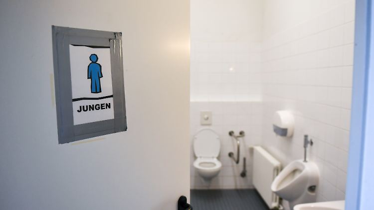 Die Taten sollen sich auf der Schultoilette ereignet haben.