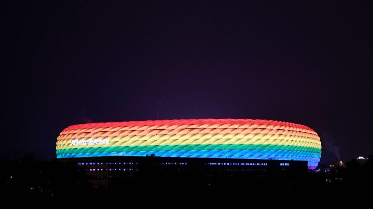 Die Münchner Arena kann so leuchten, darf es zum EM-Spiel aber nicht.