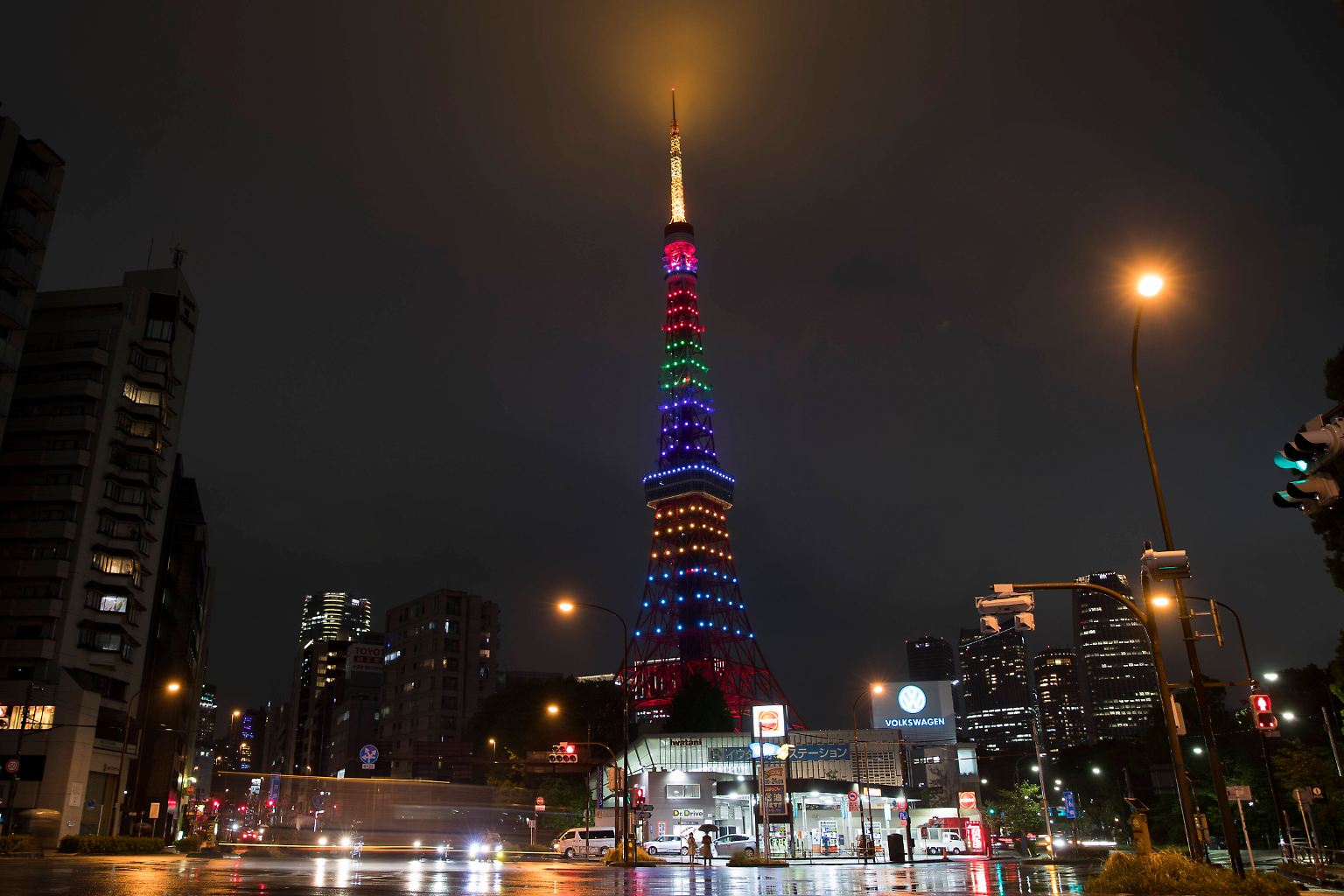 Als der "Tokyo Tower" und andere Sehenswürdigkeiten in Tokio im April, 100 Tage vor Beginn der Sommerspiele, in den Olympia-Farben erstrahlten, …