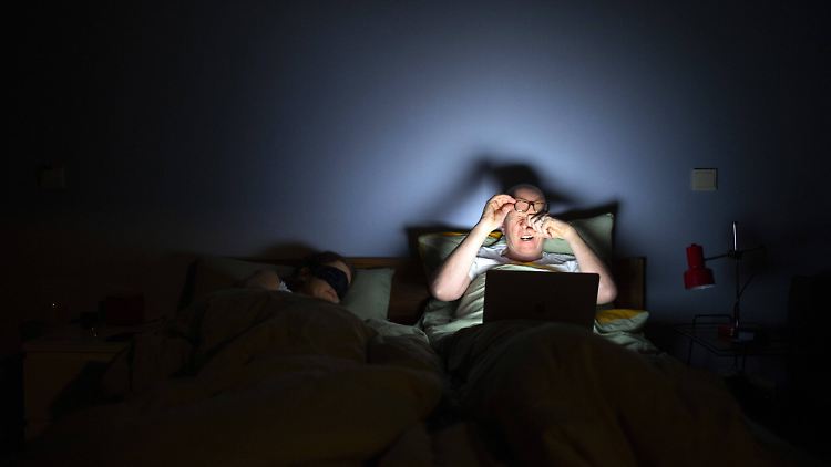 Wer ausreichend Schlaf bekommen will, sollte Störfaktoren wie Tablet, Smartphone oder Fernseher aus dem Schlafzimmer verbannen. 