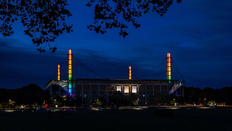 Das Kölner Stadion soll auch am Mittwoch wieder in Regenbogen-Farben erstrahlen.