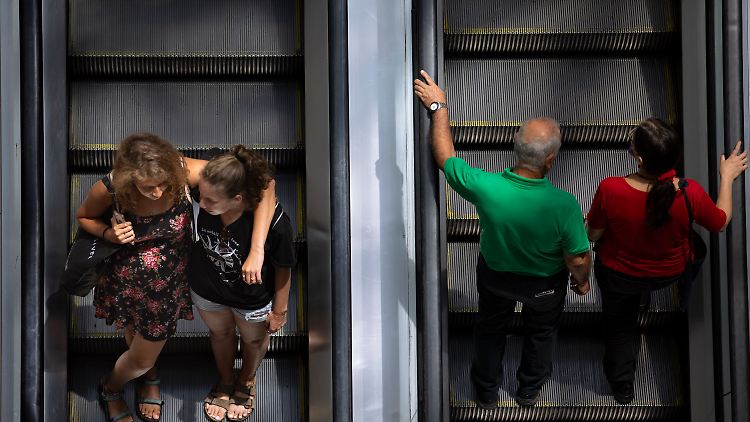 Menschen in einem Einkaufzentrum in Tel Aviv. Die landesweite Maskenpflicht gilt seit Kurzem nicht mehr.