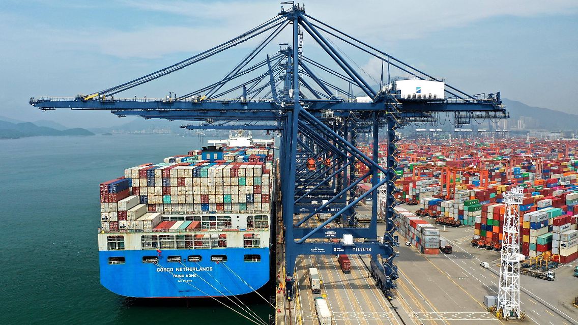 Am Hafen von Shenzhen.