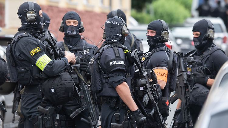 Schwer bewaffnet: Zahlreiche Einsatzkräfte sind vor Ort.