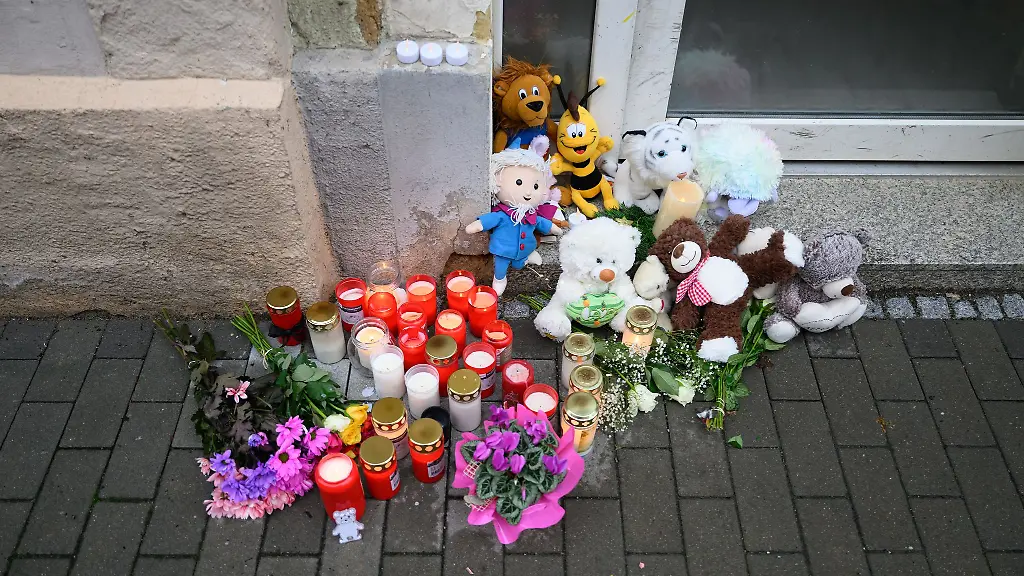 Mit-Plueschtieren-und-Kerzen-gedenken-Menschen-den-Tod-von-drei-Kindern-in-Meissen