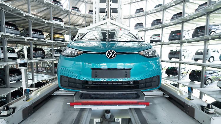 Ein VW ID.3 im Autoturm der Gläsernen Manufaktur in Dresden.