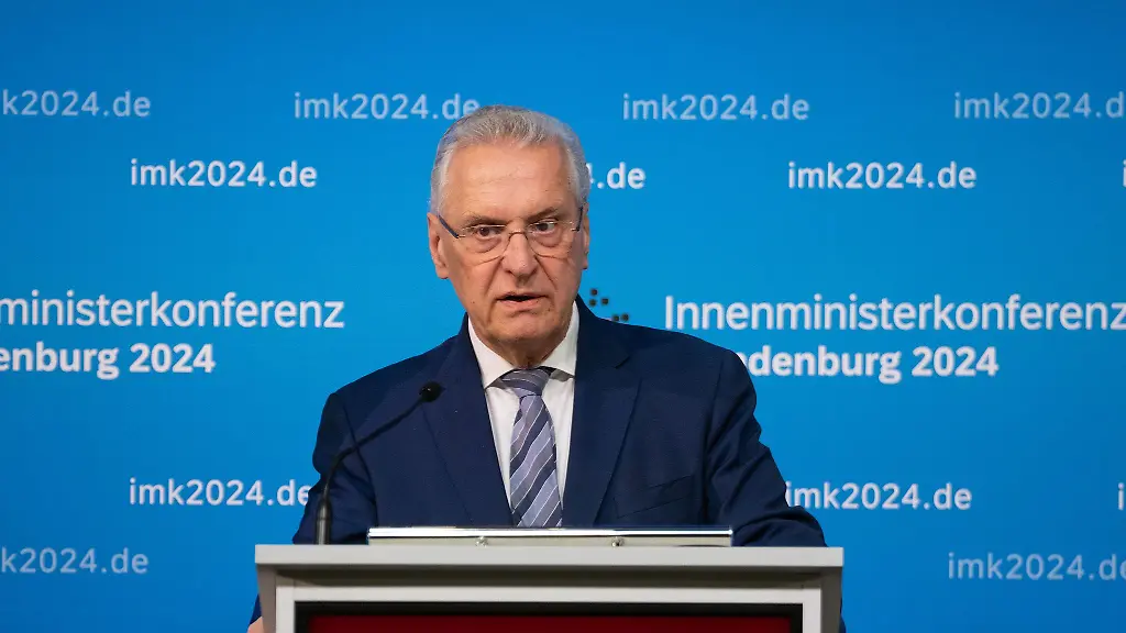 Dass-das-Bundesamt-fuer-Migration-und-Fluechtlinge-alle-Entscheidungen-ueber-Asylantraege-aus-Syrien-gestoppt-hat-bezeichnet-Herrmann-als-vernuenftig