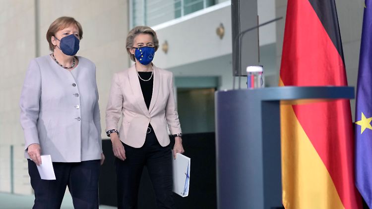 EU-Kommissionspräsidentin von der Leyen (r.) übergab den positiven Bescheid persönlich an Kanzlerin Merkel.