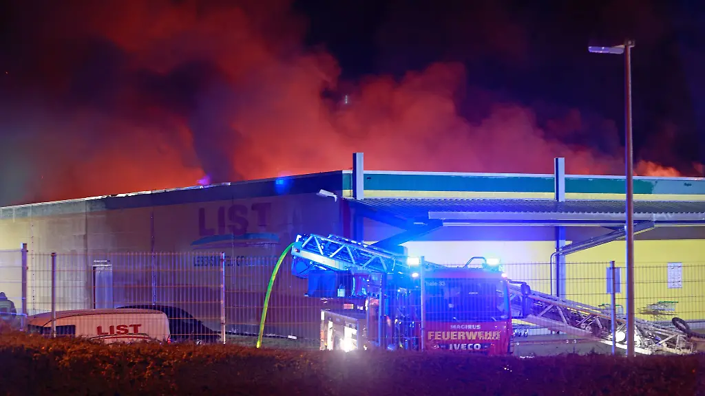 Die-Feuerwehr-ihren-Grosseinsatz-beendet-Einzelne-Nachloescharbeiten-faenden-noch-statt
