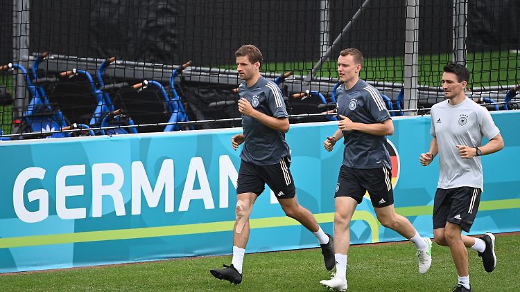 Dreht seine Runden ohne Ball: Thomas Müller (l).