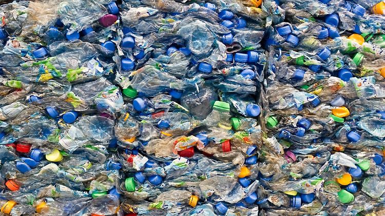 Plastik treibt die Klimakrise voran, nicht nur in der Herstellung, sondern auch als Müll - unter anderem bei der Entsorgung.