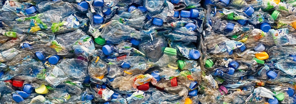 Plastik treibt die Klimakrise voran, nicht nur in der Herstellung, sondern auch als Müll - unter anderem bei der Entsorgung.
