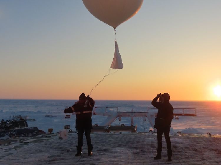 Forscher lassen während der "Mosaic"-Expedition eine Ozonsonde starten.