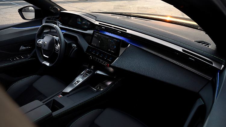 Der Blick des Fahrers fällt auch beim Peugeot 308 SW über das Lenkrad auf ein digitales Display.