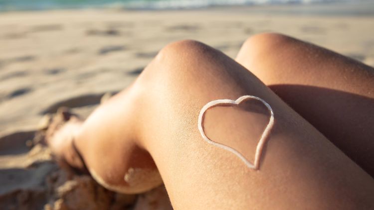 Im Sommer sollte man nicht mit Sonnencreme geizen, um UV-Schäden vorzubeugen.