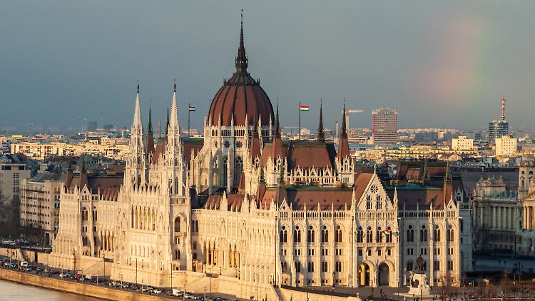 Kritiker werfen der ungarischen Regierung vor, eine "Zensur nach russischem Vorbild" errichten zu wollen.