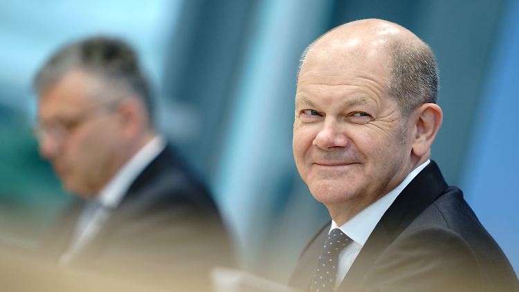 Das Haus von Olaf Scholz rechnet mit einer "moderat positiven fiskalischen Auswirkung" der geplanten globalen Mindeststeuer für Unternehmen. 