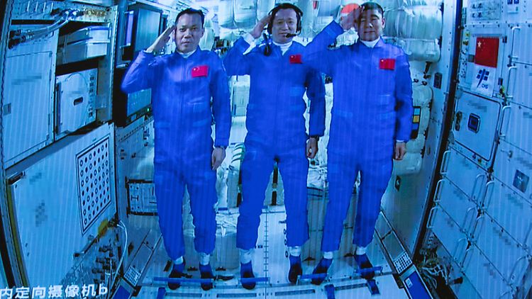 Fühlen sich sehr wohl: Die chinesischen Astronauten Tang Hongbo Nie Haisheng und Liu Boming (v.l.) nach ihrer Ankunft im Tianhe-Kernmodul der chinesischen Raumstation.