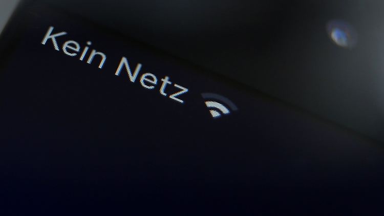 Funklöcher entlang der Strecke lassen Verbindungen immer wieder abreißen. 