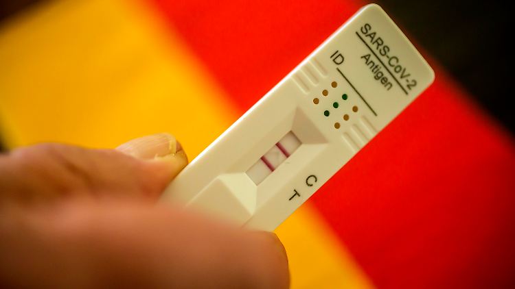 Fällt ein Corona-Selbsttest positiv aus, wird anschließend ein PCR-Test fällig, um das Ergebnis zu überprüfen.