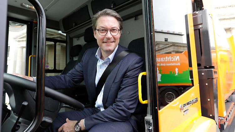 Verkehrsminister Scheuer im Juni bei der Übergabe von  Wasserstoff-Fahrzeugen an die Berliner Stadtreinigung. 