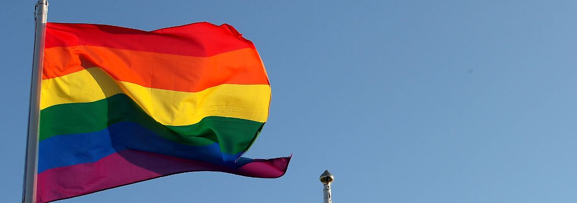 Die UEFA steht voll hinter dem Regenbogen, sagt sie.