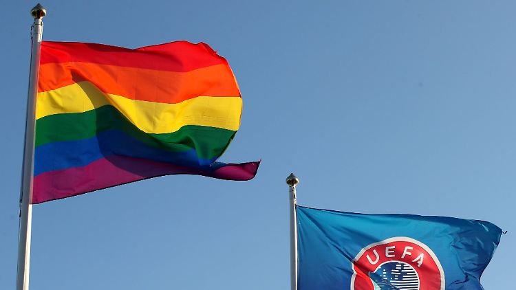 Die UEFA steht voll hinter dem Regenbogen, sagt sie. 