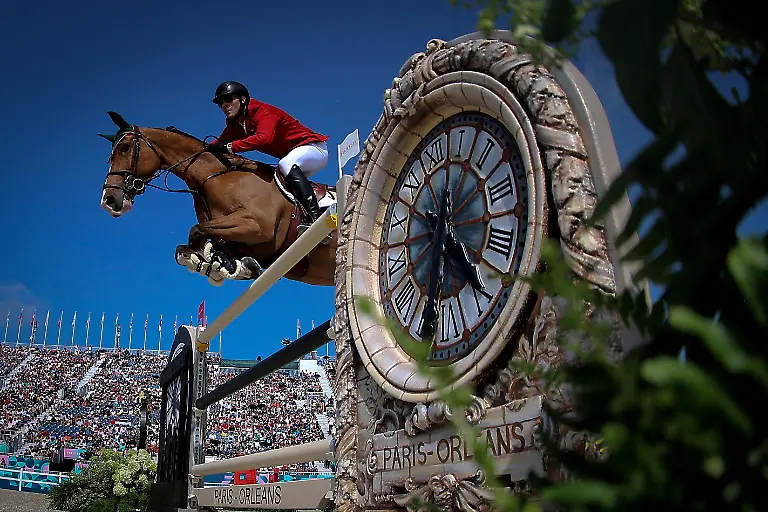 2024-12-06T194115Z-709535629-RC2Y69AJ78VN-RTRMADP-3-YEAR-END-2024-PHOTOS-SPORTS