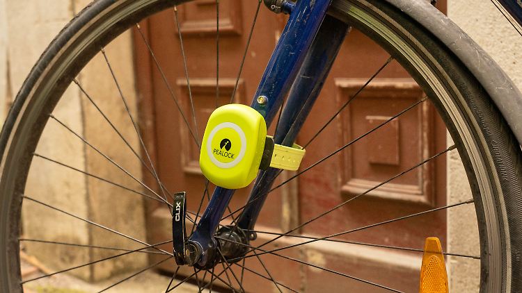 Mit dem umgeschnallten Pealock könnte man das Fahrrad zwar noch wegtragen, dann löst das Schloss aber einen akustischen, optischen und stillen Alarm aus.