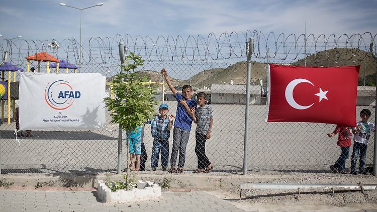 Die EU-Kommission will der Türkei weitere Milliardenhilfen für die Unterbringung syrischer Kriegsflüchtlinge zusagen. 