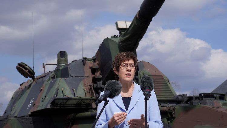 Verteidigungsministerin Kramp-Karrenbauer beim Truppenbesuch in Idar-Oberstein im März.
