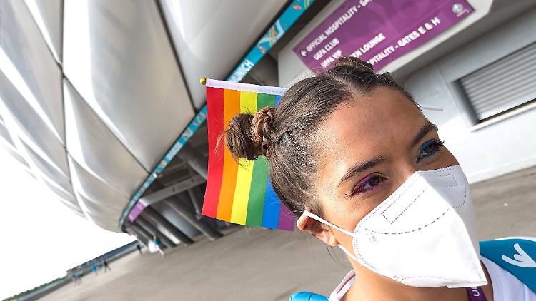 Vor der Münchner Allianz Arena wurden viele Regenbogenfahnen verteilt.