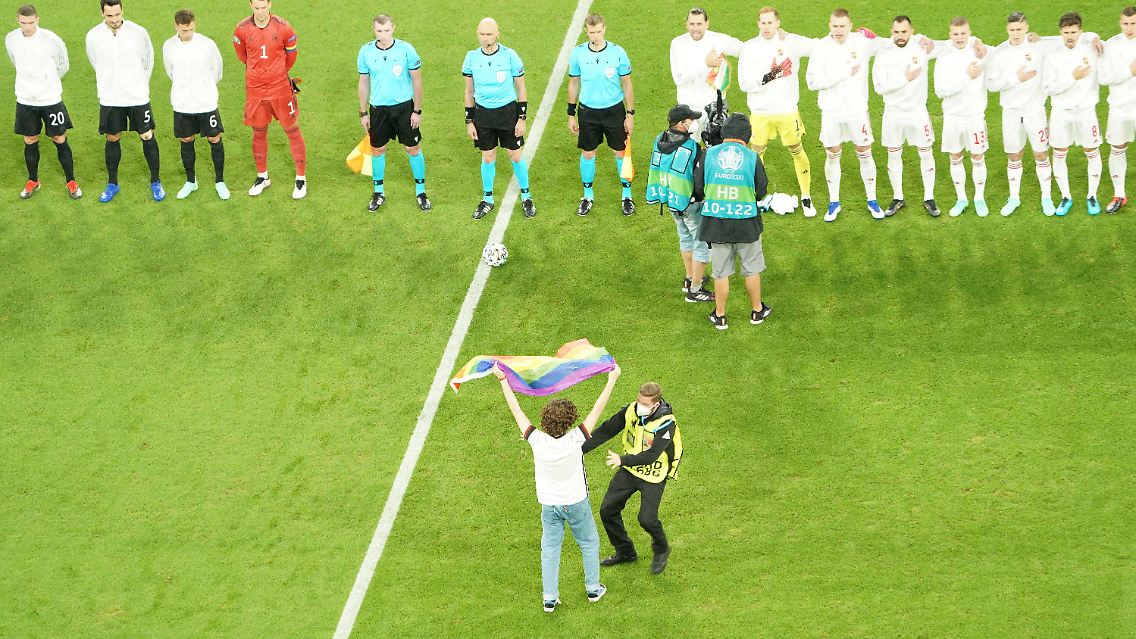 Der Mann stürmte vor der Partie den Platz.