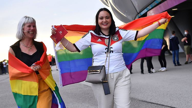 Deutsche Fans, hier bei der Europameisterschaft 2020 vor dem Spiel Deutschland gegen Ungarn, müssen wohl in Katar auf ihre eigene Versehrtheit aufpassen.